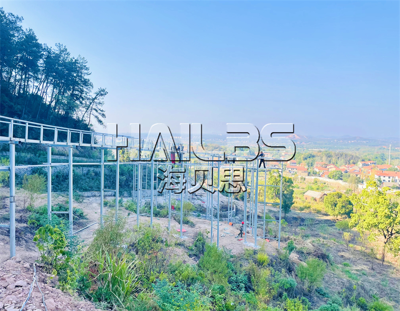 湖北鄂州玻璃漂流滑道施工現(xiàn)場(chǎng)