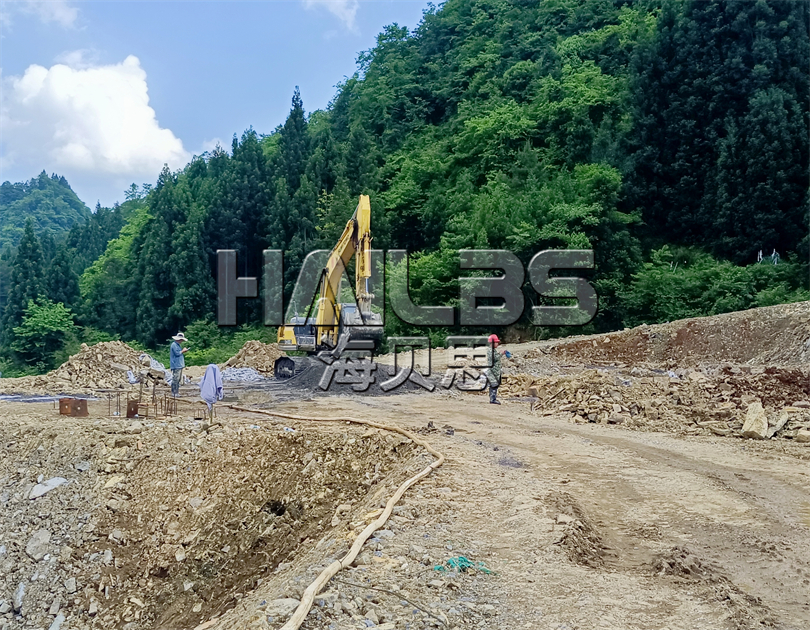 湖北恩施無動(dòng)力樂園加玻璃水滑道施工現(xiàn)場