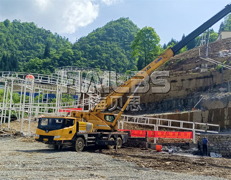 湖北恩施無動(dòng)力樂園加玻璃水滑道施工現(xiàn)場
