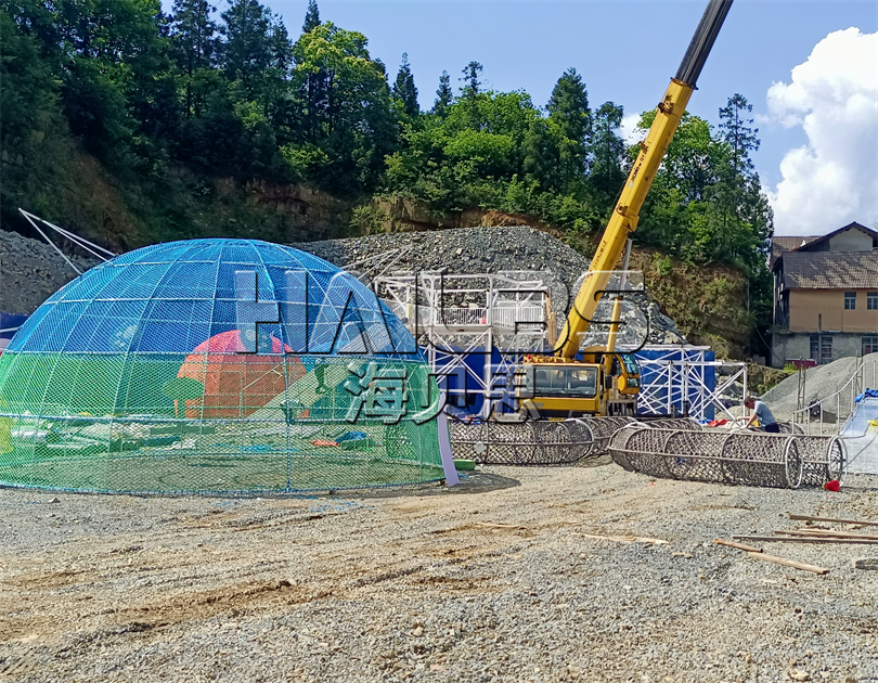 湖北恩施無動(dòng)力樂園加玻璃水滑道施工現(xiàn)場