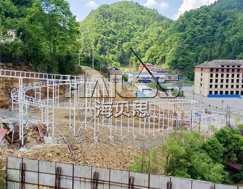 湖北恩施無動(dòng)力樂園加玻璃水滑道施工現(xiàn)場