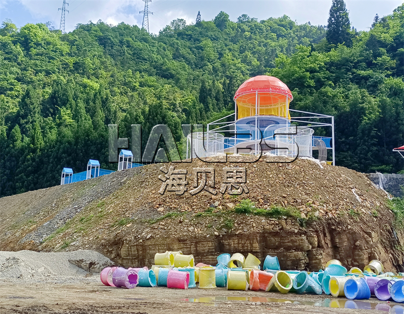 湖北恩施無動(dòng)力樂園加玻璃水滑道施工現(xiàn)場