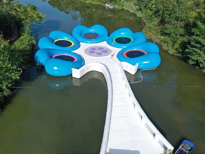 不同設(shè)計的水上蹦床橋